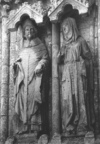 Beelden links van het portaal van het noord transept: bisschop en vrouwelijke figuur