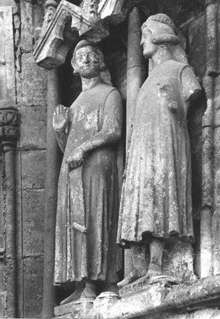 Beelden links van het portaal van het noord transept: twee mannelijke figuren