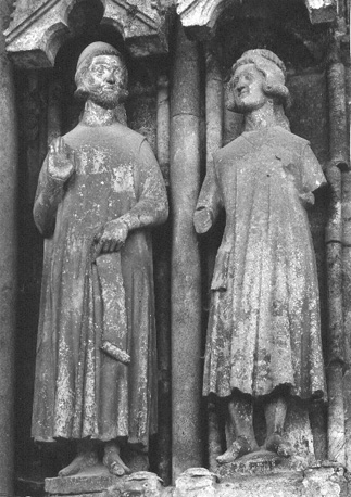Beelden links van het portaal van het noord transept: twee mannelijke figuren