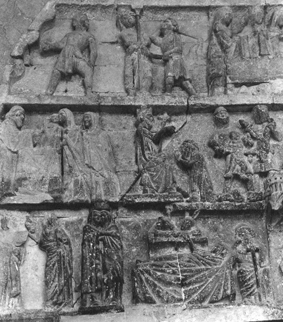 Detail of timpaan van het middenportaal met onder andere de Annunciatie, de Visitatie en de geboorte van Christus