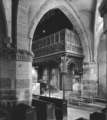Tribune en orgel boven de ingang aan de westzijde