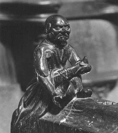 Koorbanken, detail noordzijde: knop met zittende man