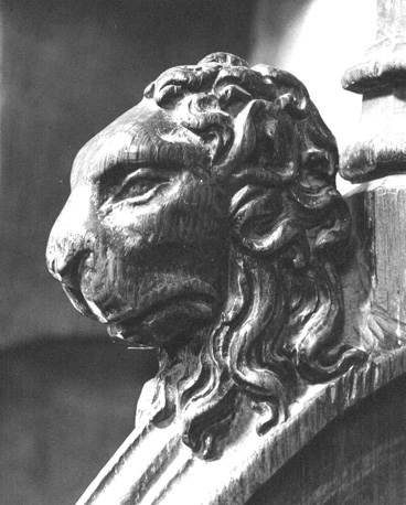 Koorbanken, armleuning noordzijde: knop met een leeuwenkop
