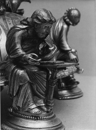 Kruisvoet van Sint Bertinus; detail: een van de evangelisten, zittend en lezend / schrijvend (?)