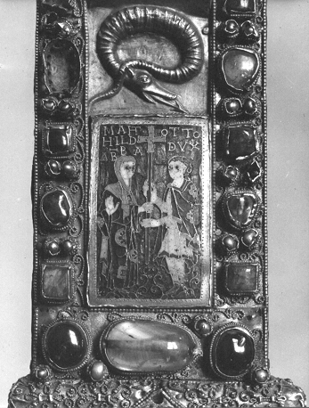 Processie-kruis, ook genoemd Mathildenkreuz; detail: uiteinde van onderste kruisarm: abdis Mathilde von Essen met haar broer hertog Otto von Bayern und Schwaben