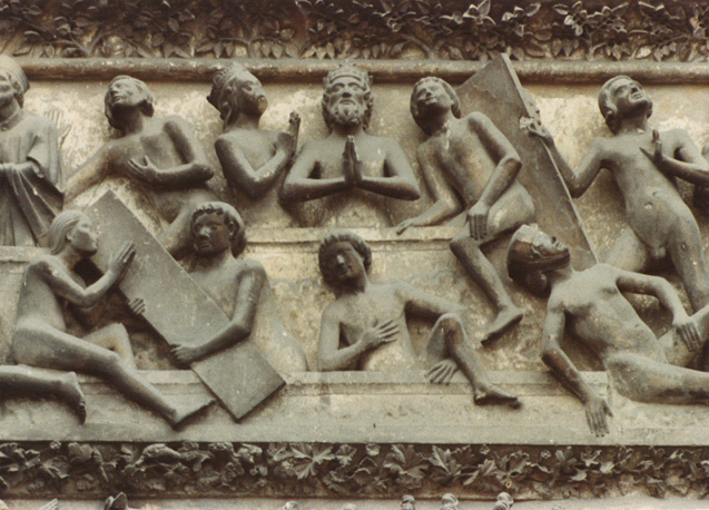 Westfacade, centrale portaal, timpaan, laagste deel: wederopstanding der doden (detail)