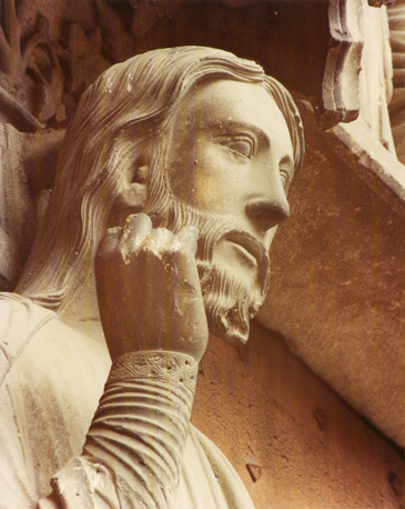 Zuidelijke facade, middenportaal: Christus op trumeau, detail