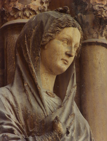 Westfacade, middenportaal: Visitatie, detail: hoofd van Maria