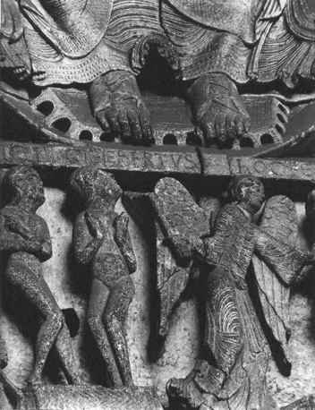Westfacade, portaal, timpaan: Laatste Oordeel, detail: voeten van Christus, engel en twee naakte figuren in centrum van latei, inscriptie "Gislebertus"