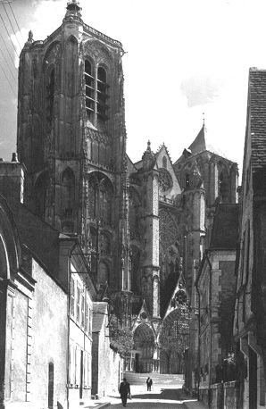 Westfacade van de kathedraal vanuit de Rue Porte-Jaune in het noordwesten