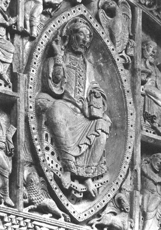 Westportaal, timpaan, detail midden: Christus gezeten in een mandorla (Majestas Domini) omgeven door symbolen van de vier evangelisten