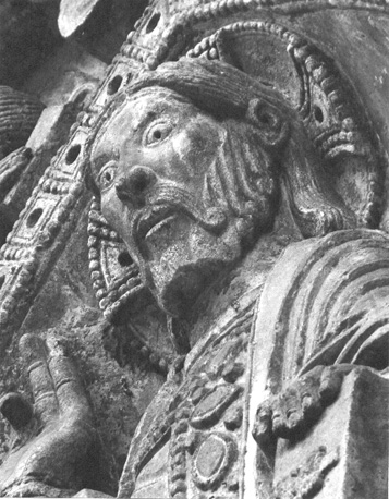 Westportaal, timpaan: Christus gezeten in een mandorla (Majestas Domini), detail: hoofd van Christus