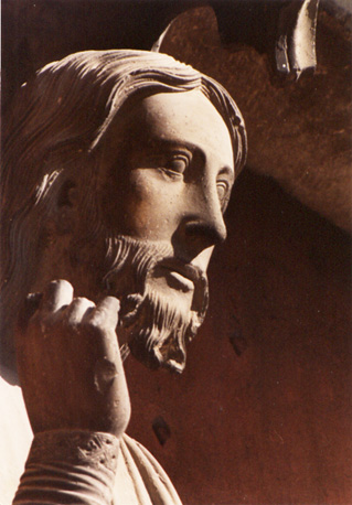 Zuidertransept, centrale portaal, Christus op trumeau, detail: hoofd van Christus