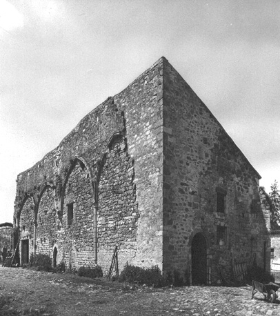 Arcaden van  schip in een boerderij (voormalige cisterciënzer abdij Les Châtelliers)