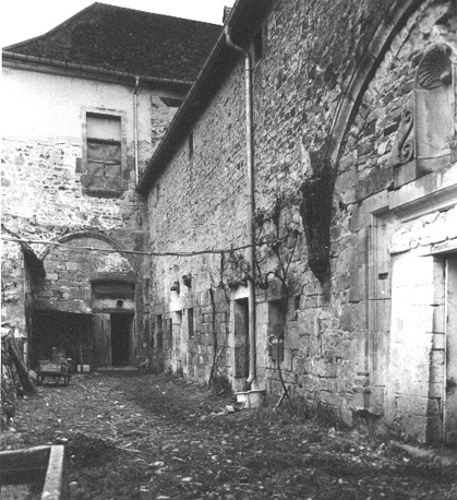Restanten van klooster en gastenhuis in boerderij (voormalige cisterciënzer abdij Cherlieu)