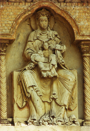 Timpaan: Tronende Maria met Christuskind (Sedes Sapientiae)
