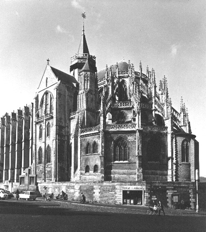 Zicht op koor, transept en deel van zijbeuk vanuit zuidoosten