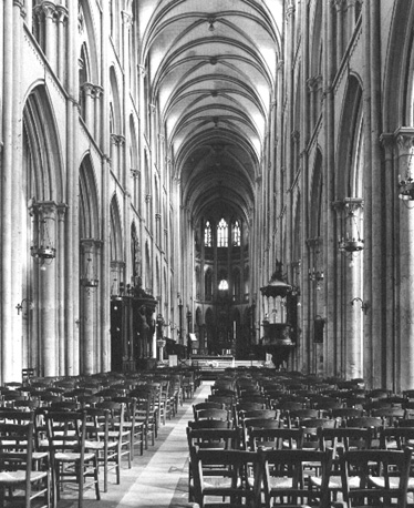 Zicht op middenschip naar het oosten, links: kerkmeesters bank, rechts: preekstoel