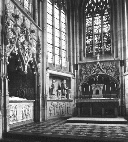 Oostelijk deel met zicht in apsis; links: graf van Raoul de Lannoy en zijn vrouw; daarnaast: graf van François de Lannoy (zoon van Raoul) en zijn vrouw, met knielende figuren; gothische piscina