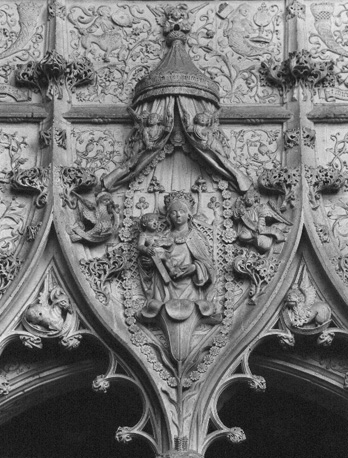 Grafmonument van Raoul de Lannoy, detail: Maria met Christuskind, opkomend uit een lelie, omgeven door de vier symbolen van de evangelisten