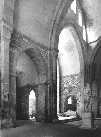 Abdijkerk, gedeelte van viering en koor vanuit noordwesten, met zicht op achter-kant van beeld van Maagd Maria (rechts)