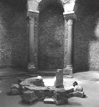Baptisterium, interieur met twee zuilen