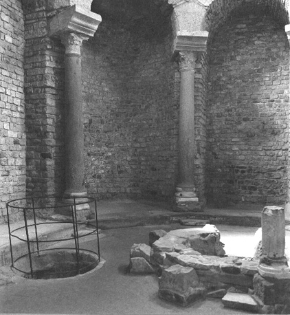 Baptisterium, interieur met twee zuilen