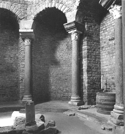 Baptisterium, interieur met twee zuilen