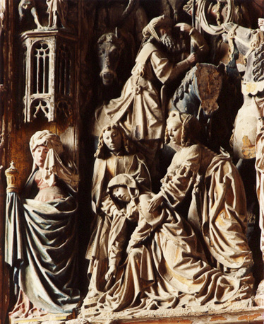 Passie-retabel, detail van kruisiging van Christus: Johannes, Maria en Maria Magdalena onder het kruis