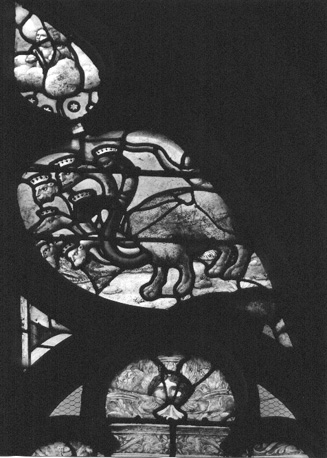 Gebrandschilderd raam, links van apsis: Apocalypse; detail: Draak met lange staart en zeven koppen (Openbaring 12)