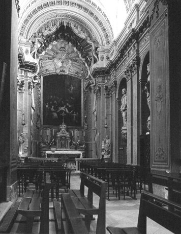 Chapelle du Saint-Sacrament met zicht op schilderij "Besnijdenis", altaar en beelden van de evangelisten