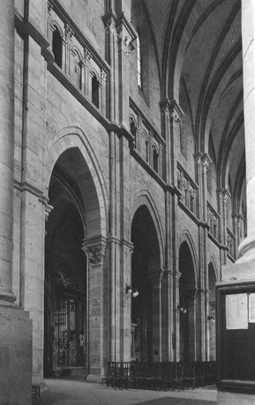 Middenschip, arcades, vanuit het noorden