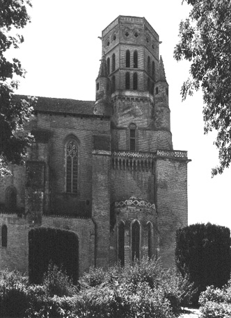 Klokkentoren en kerk gezien vanuit het noorden