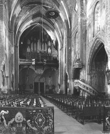 Middenschip met zicht op orgel (naar het westen)