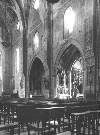 Middenschip met zicht op kapel Notre-Dame-de-l'Agonie