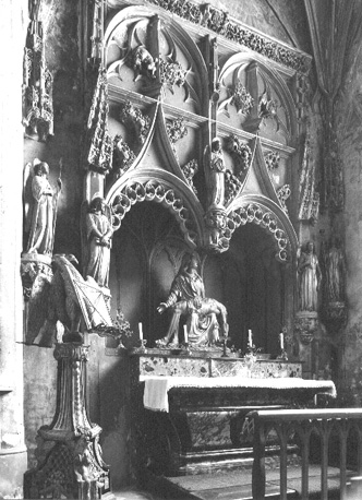 Kapel Notre-Dame-de-l'Agonie: Christus beweend door Maria (Pietà) omgeven door een kantwerk van steen met vijf engelen met Passie-instrumenten