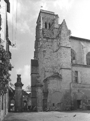 Zicht op kerk met klokkentoren vanuit het zuiden