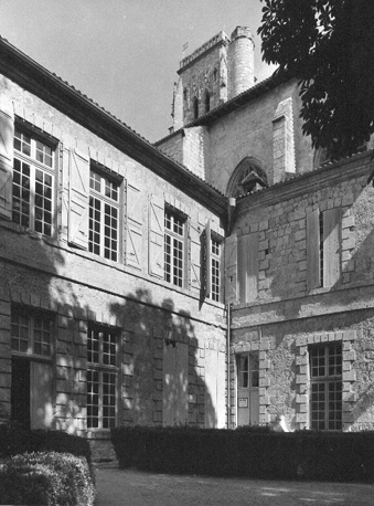 Voormalig bisschoppelijk paleis en klokkentoren van kathedraal