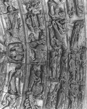 Zuidportaal, voussures, detail: engelen en scènes uit leven van Christus (middengedeelte)