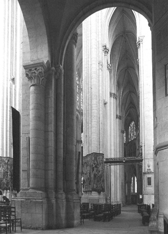 Zuidtransept en zicht op kooromgang vanuit het westen