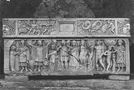 Crypte; christelijke sarcofaag (toegeschreven aan Sint Quiteria), voorzijde; op deksel: Medusa maskers, (links naar rechts:) offer van Isaak, lamme neemt zijn bed op, Jona uitgespuwd door monster,