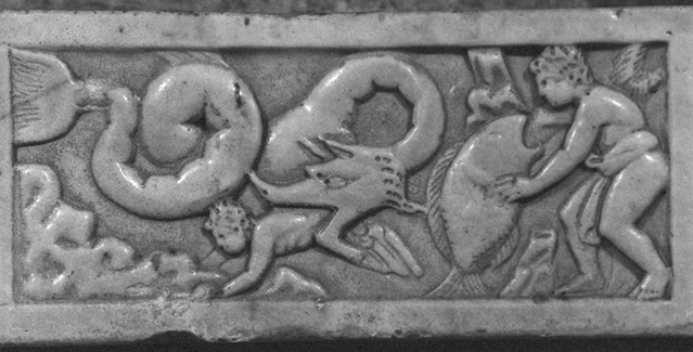 Crypte; christelijke sarcofaag (toegeschreven aan Sint Quiteria), voorzijde, op deksel; detail: Jonas uitgespuwd door monster, Tobias snijdt vis open