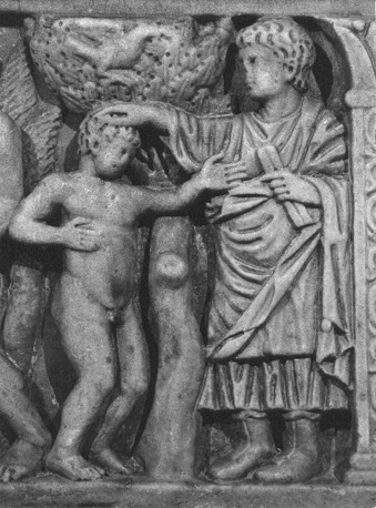 Crypte; christelijke sarcofaag (toegeschreven aan Sint Quiteria), voorzijde, op kist; detail: persoon in pallium legt zijn rechterhand  op hoofd van een naakte adolescent: doopscène (?)