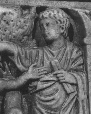 Crypte; christelijke sarcofaag (toegeschreven aan Sint Quiteria), voorzijde, op kist; doopscène (?), detail:  persoon in pallium legt zijn rechterhand  op hoofd van een naakte adolescent