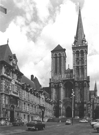 Westfacade; links: voormalig bisschoppelijk paleis
