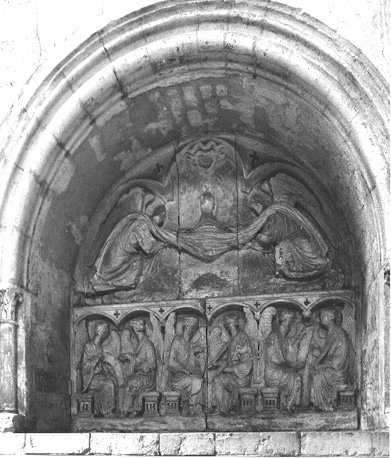 Noordtransept, nisgraf: zes zittende engelen (in paren); boven: twee engelen dragen een ziel  naar de hemel
