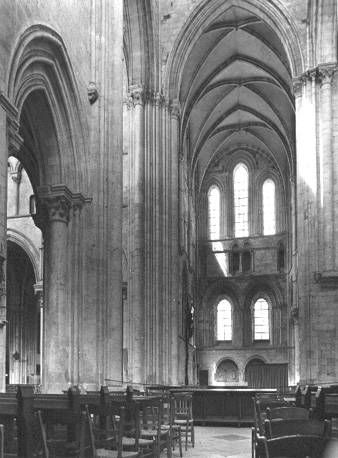Noordtransept met twee nisgraven (aan het einde)