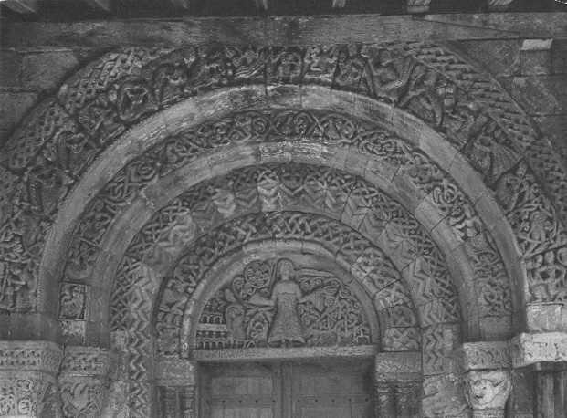Portaal (aan zuidzijde): timpaan omgeven door drie decoratieve voussures en een vierde met raadselachtige personages en apostelen; timpaan: de eerste openbaring  van Johannes de evangelist op Patmos