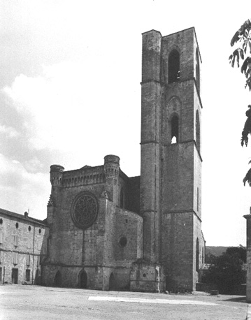 Westfacade en klokkentoren vauit het westen
