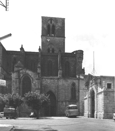 Kerk met klokkentoren gezien vanuit het noorden
